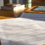 Document d'expertise de bien immobilier disposé sur un bureau pour une analyse claire et structurée.