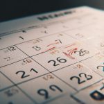Calendrier avec dates marquées pour négociations de bail et planification stratégique
